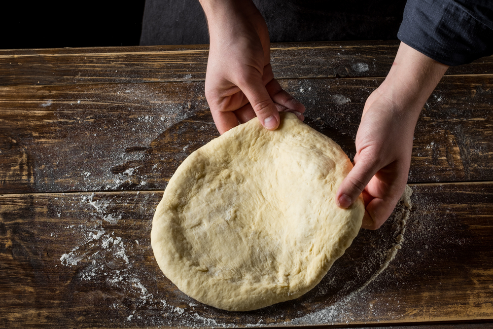 Aprimorando técnica de abrir massa de pizza com as mãos - Academia Assaí