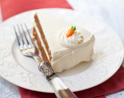 Bolo de cenoura com especiarias e cobertura de cream cheese