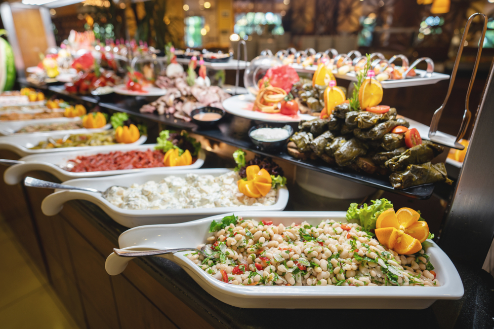 Cardápio Vegetariano. Um buffet com saladas coloridas e aperitivos variados em um restaurante