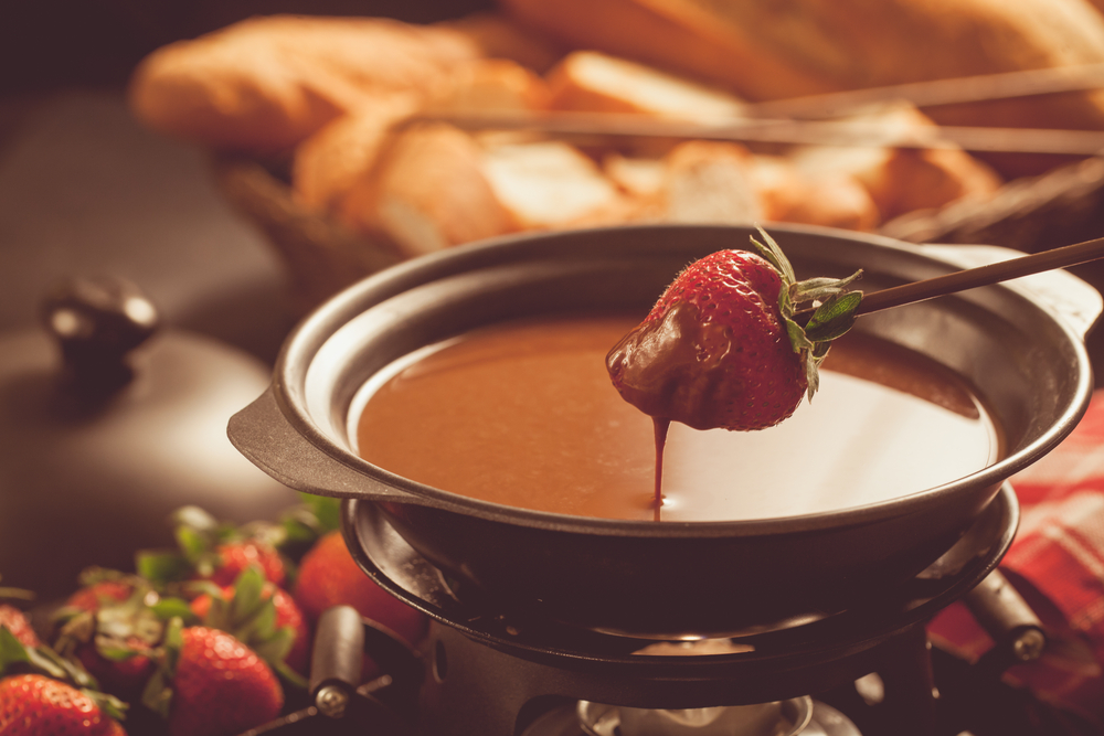 faça o inesquecível e saboroso fondue de chocolate e frutas para você lucrar
