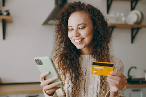 Mulher adicionando vale refeição em carteira digital