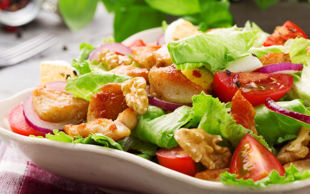 Bem Estar - Frango com salada não é sempre a opção mais saudável do cardápio