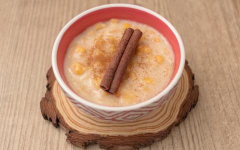 Canjica cremosa com leite de coco e especiarias