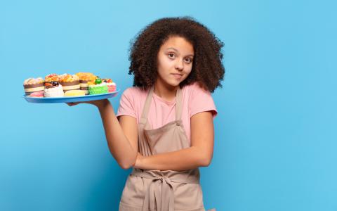 empreendedor segurando bandeja de doces - Academia Assaí