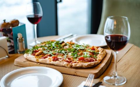 Pizza e vinho harmonizações perfeitas para o Dia Mundial da Pizza